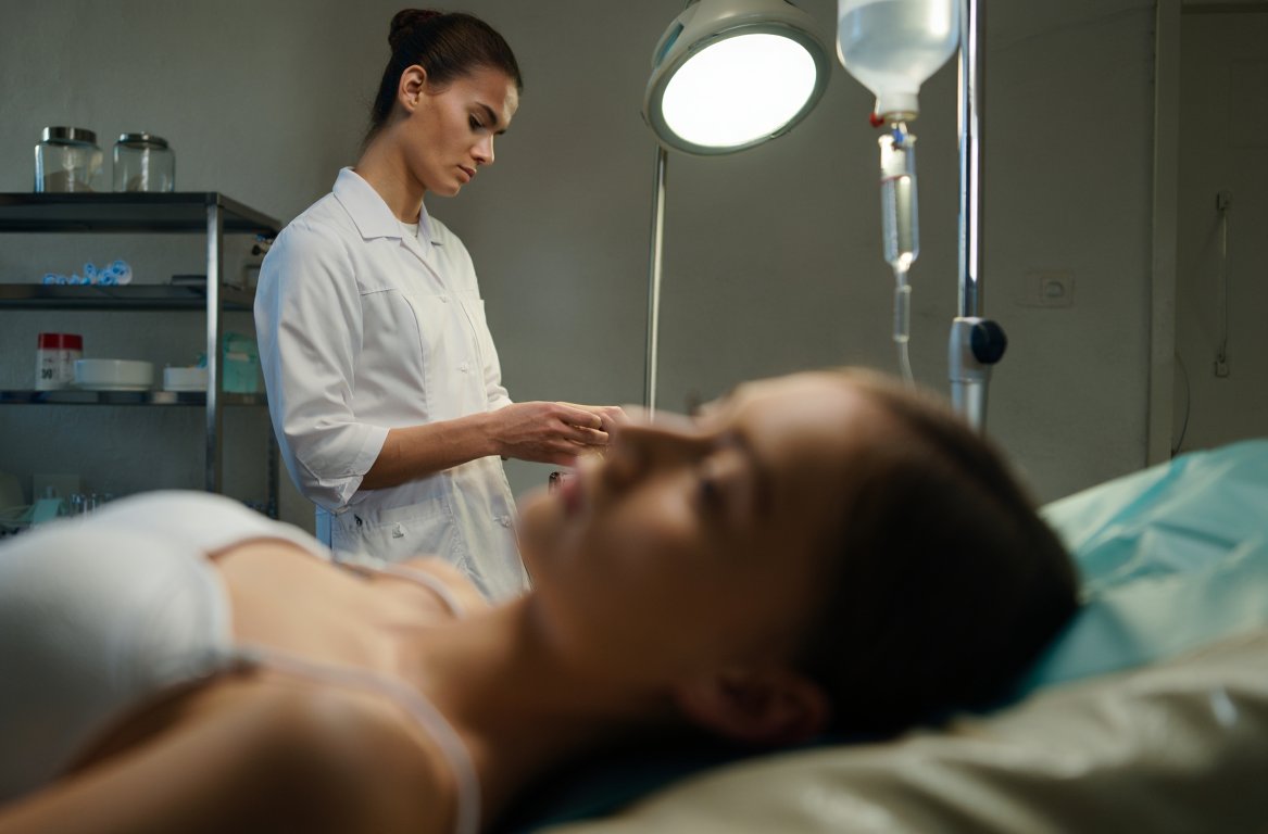 Врач ставит капельницу